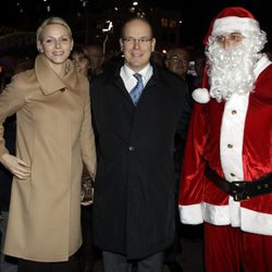 Los Príncipes Alberto y Charlene de Mónaco junto a Papá Noel