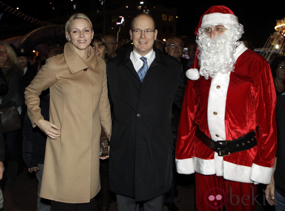 Los Príncipes Alberto y Charlene de Mónaco junto a Papá Noel