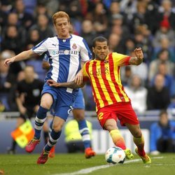 Álex Fernández jugando en el Espanyol contra Dani Alves del Barcelona