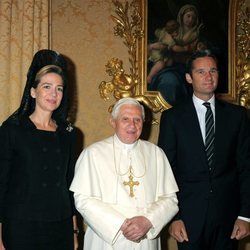 La Infanta Cristina e Iñaki Urdangarin con el Papa Benedicto XVI