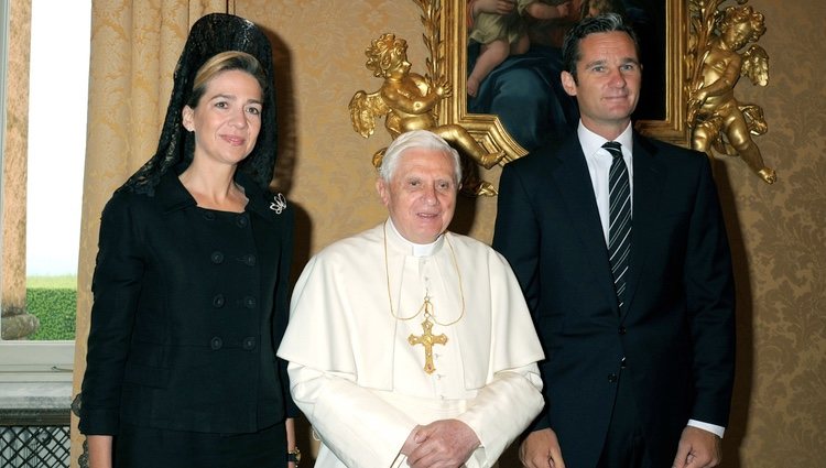 La Infanta Cristina e Iñaki Urdangarin con el Papa Benedicto XVI