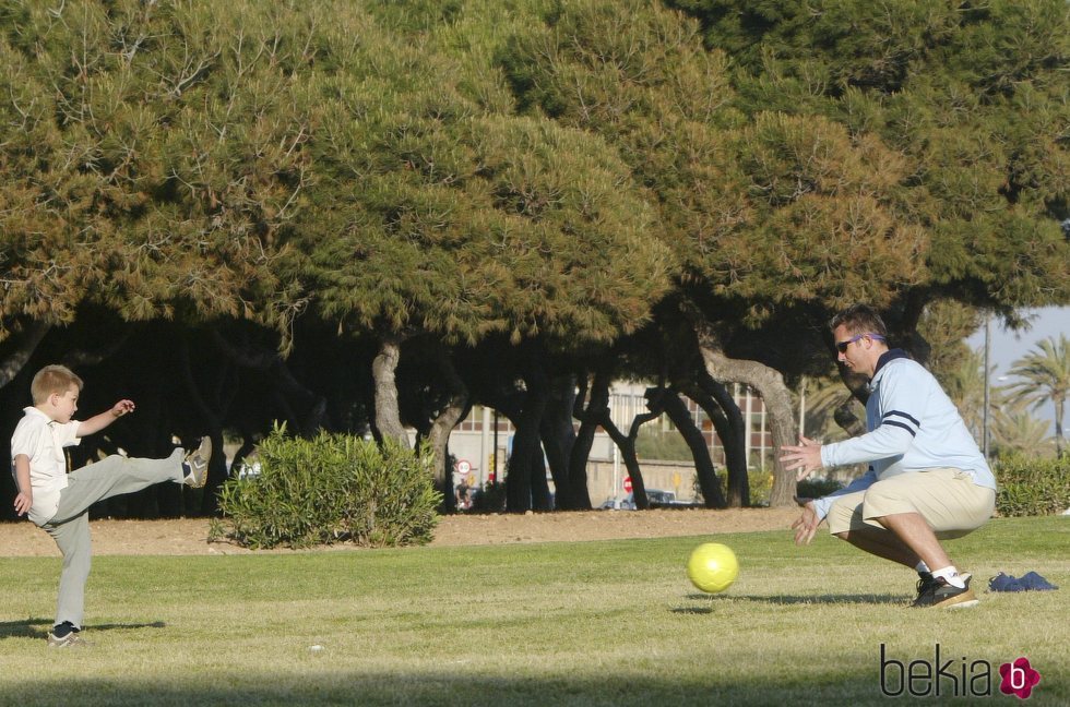 Iñaki Urdangarin jugando al fútbol con su hijo Juan
