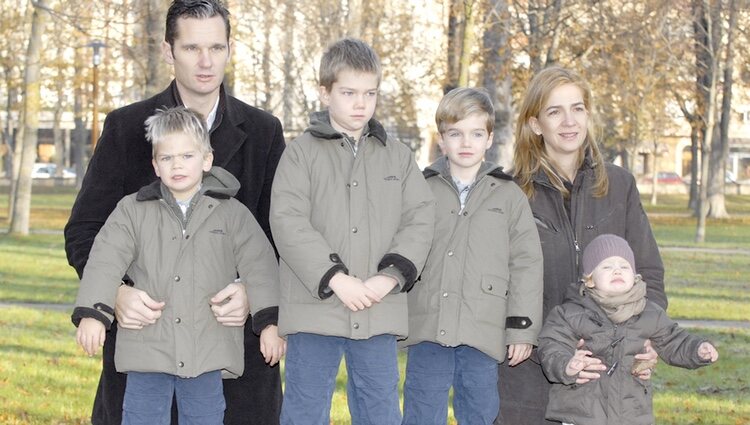 La Infanta Cristina e Iñaki Urdangarin con sus cuatro hijos cuando eran pequeños en Vitoria