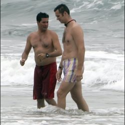 Carlos Morales e Iñaki Urdangarin dándose un baño en Lanzarote