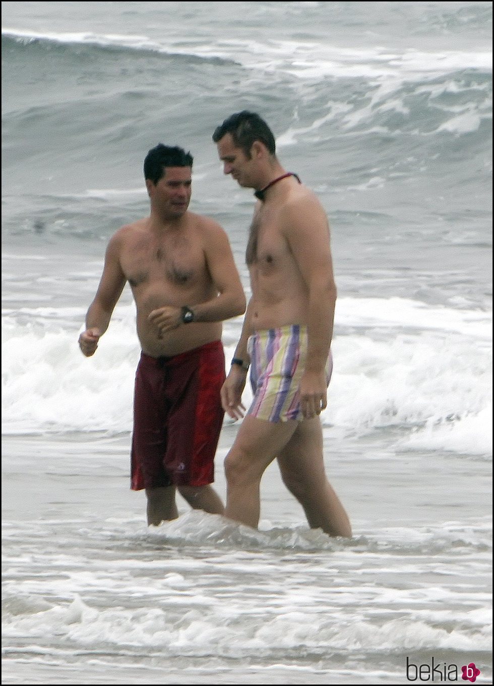 Carlos Morales e Iñaki Urdangarin dándose un baño en Lanzarote