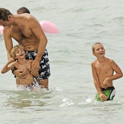 Iñaki Urdangarin jugando en el mar con sus hijos Juan y Pablo Urdangarin