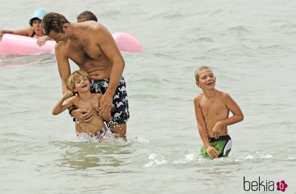 Iñaki Urdangarin jugando en el mar con sus hijos Juan y Pablo Urdangarin