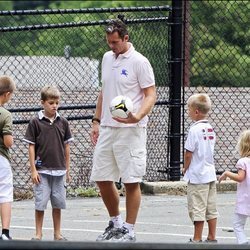 Iñaki Urdangarin jugando con sus cuatro hijos con un balón en Washington