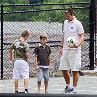 Iñaki Urdangarin jugando con sus cuatro hijos con un balón en Washington