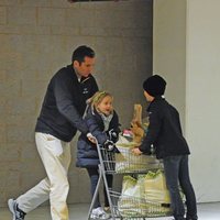 Iñaki Urdangarin haciendo la compra con sus hijos Miguel e Irene Urdangarin