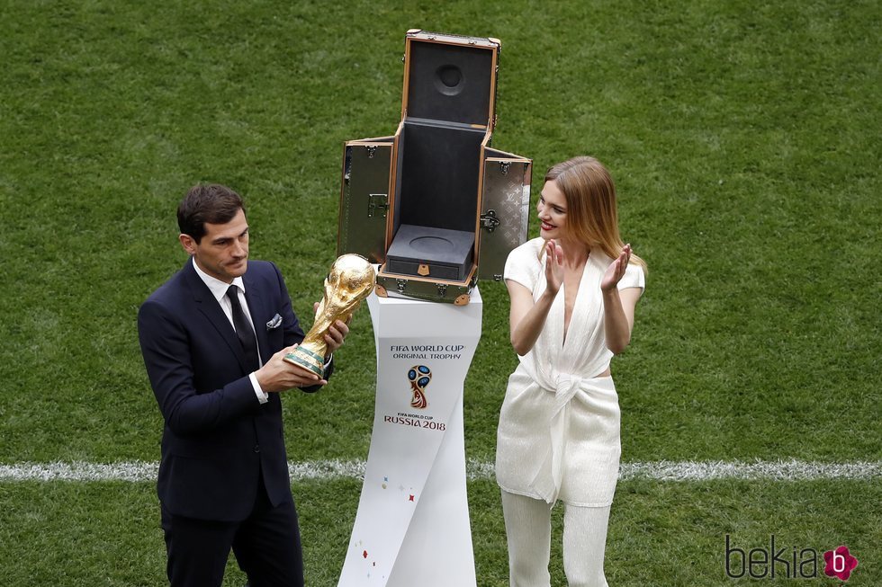 Iker Casillas y Natalia Vodianova presentando el trofeo del Mundial de Rusia 2018