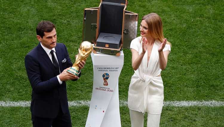 Iker Casillas y Natalia Vodianova presentando el trofeo del Mundial de Rusia 2018