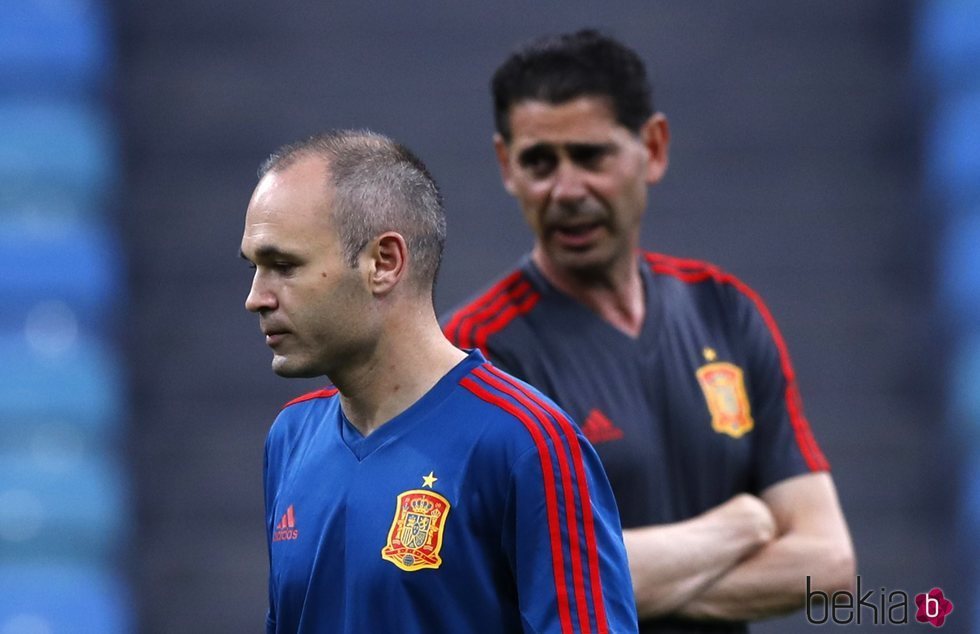 Fernando Hierro y Andrés Iniesta en el último entrenamiento de España antes de debutar en el Mundial de Rusia 2018