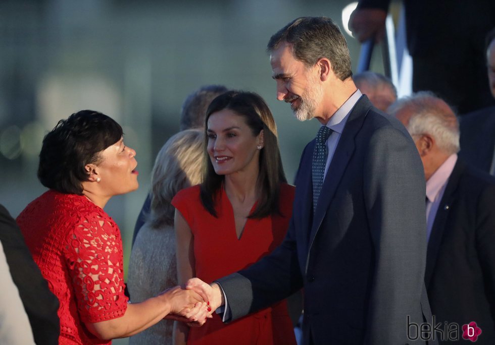 Los Reyes Felipe y Letizia saludan a la alcaldesa de Nueva Orleans