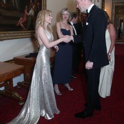 Kylie Minogue y el Príncipe Guillermo en el Palacio de Buckingham