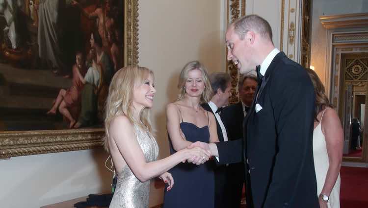 Kylie Minogue y el Príncipe Guillermo en el Palacio de Buckingham