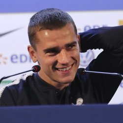 Griezmann sonriente durante una rueda de prensa con Francia