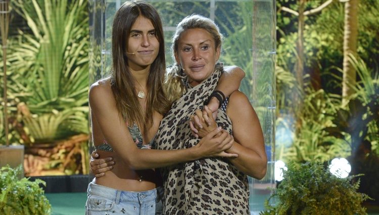 Raquel Mosquera y Sofía Suescun se abrazan antes de saber quien pasa a la final de 'Supervivientes 2018'