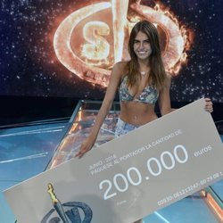 Sofía Suescun posa con su cheque de 200.000 que la convierte en ganadora de 'Supervivientes 2018'
