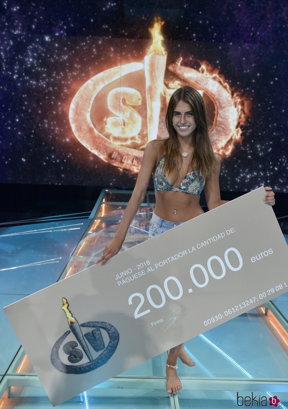 Sofía Suescun posa con su cheque de 200.000 que la convierte en ganadora de 'Supervivientes 2018'