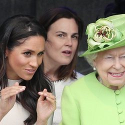 La Reina Isabel y Meghan Markle muy cómplices durante un acto en Cheshire