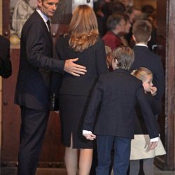 Iñaki Urdangarin tiene un gesto de cariño con la Infanta Cristina en el funeral de Juan Mari Urdangarin