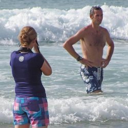 La Infanta Cristina hace una foto a Iñaki Urdangarin en bañador en la playa