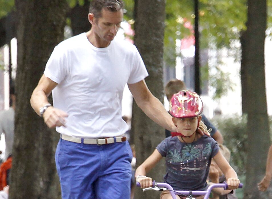 Iñaki Urdangarin enseña a su hija Irene Urdangarin a montar en bicicleta