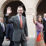 Los Reyes Felipe y Letizia saludando en un acto público durante su viaje oficial a Estados Unidos