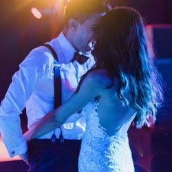 Marc Bartra y Melissa Jiménez bailando en su boda