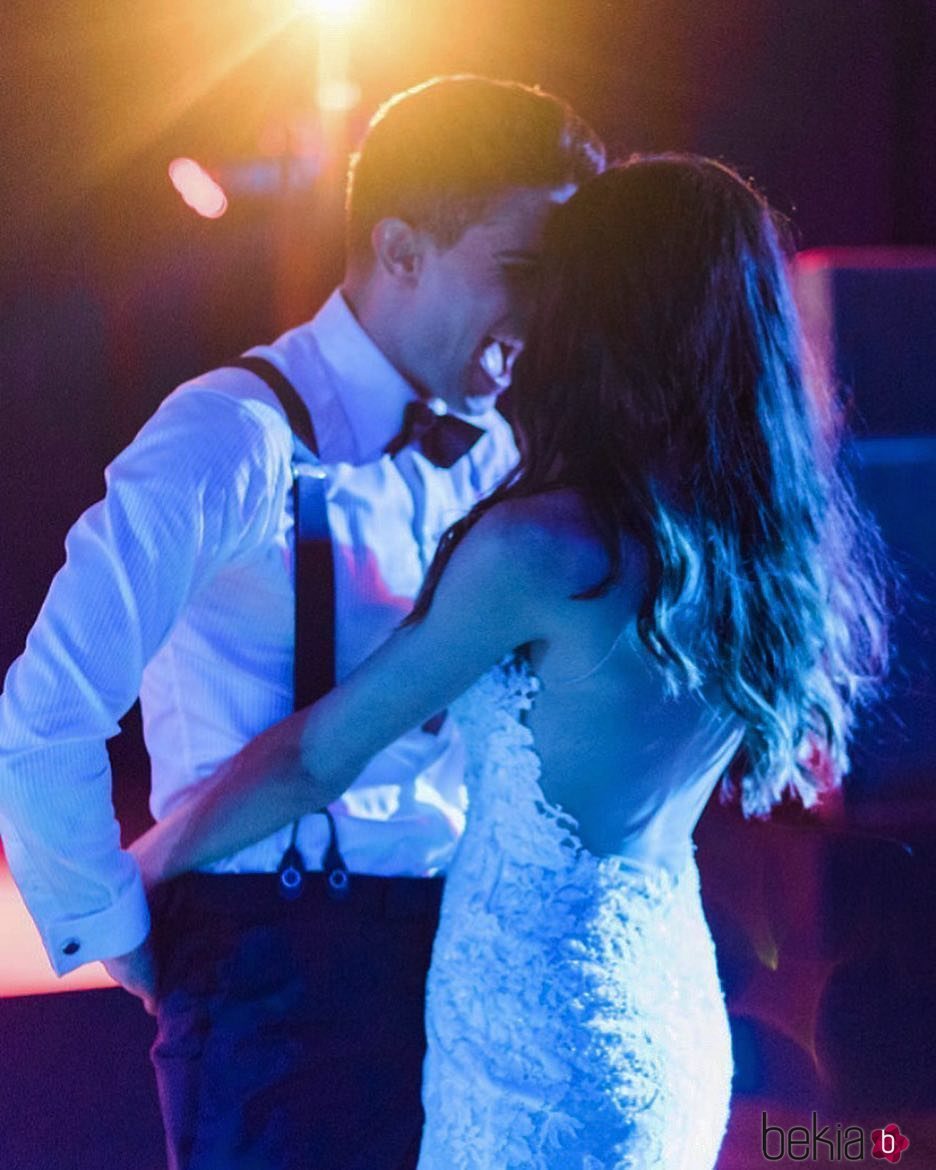 Marc Bartra y Melissa Jiménez bailando en su boda