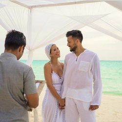 Tamara Gorro y Ezequiel Garay durante su boda por el rito de Maldivas