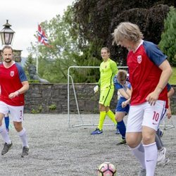 El Príncipe Haakon de Noruega jugando en el encuentro solidario celebrado en su residencia