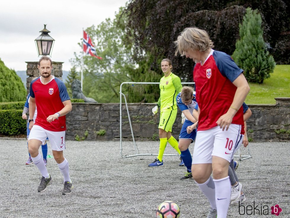 El Príncipe Haakon de Noruega jugando en el encuentro solidario celebrado en su residencia