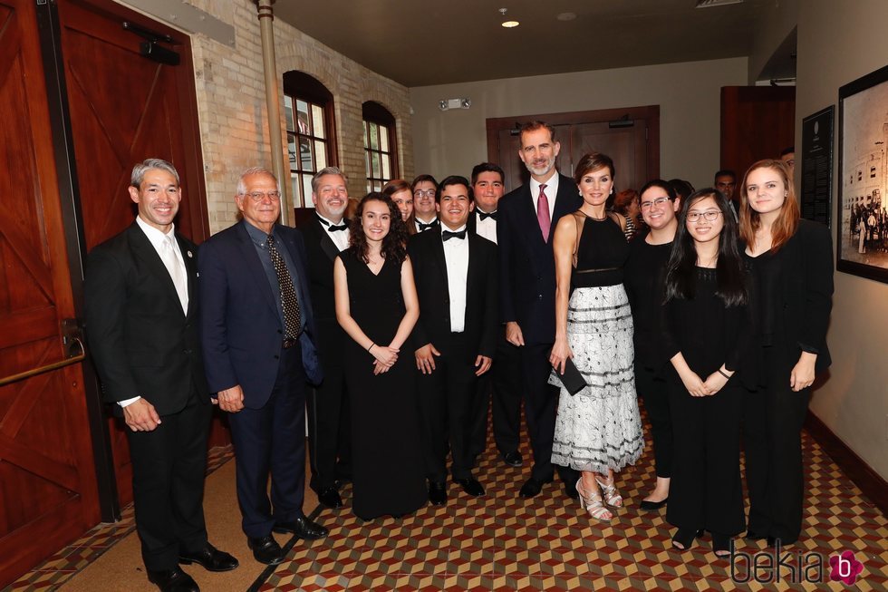 Los Reyes Felipe y Letizia con Josep Borrell en una cena de gala en San Antonio