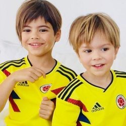 Milan y Sasha Piqué con la camiseta de la selección de Colombia