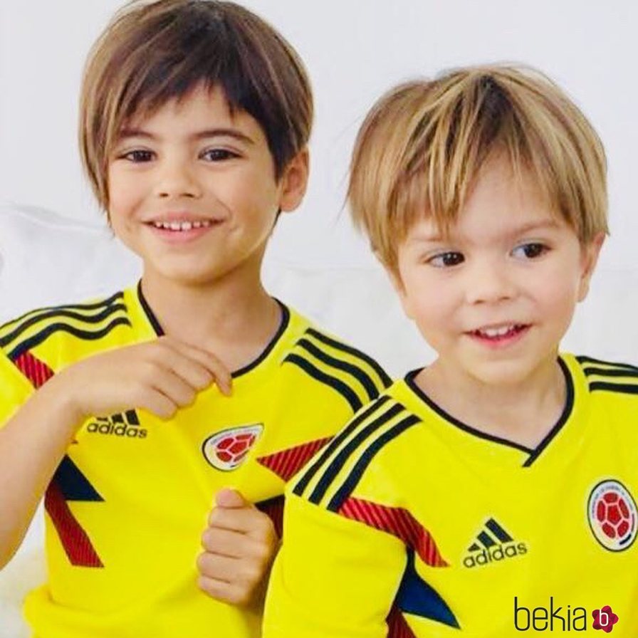 Milan y Sasha Piqué con la camiseta de la selección de Colombia Foto en Bekia Actualidad
