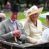 El Príncipe Carlos y Camila Parker llegando a Ascot 2018