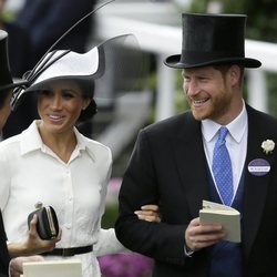 El Príncipe Harry y Meghan Markle sonrientes en Ascot 2018