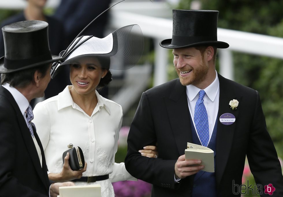 El Príncipe Harry y Meghan Markle sonrientes en Ascot 2018