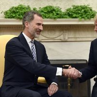 El Rey Felipe VI y Donald Trump dándose la mano en el despacho oval