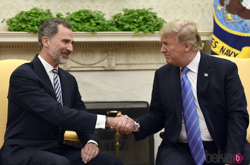 El Rey Felipe VI y Donald Trump dándose la mano en el despacho oval