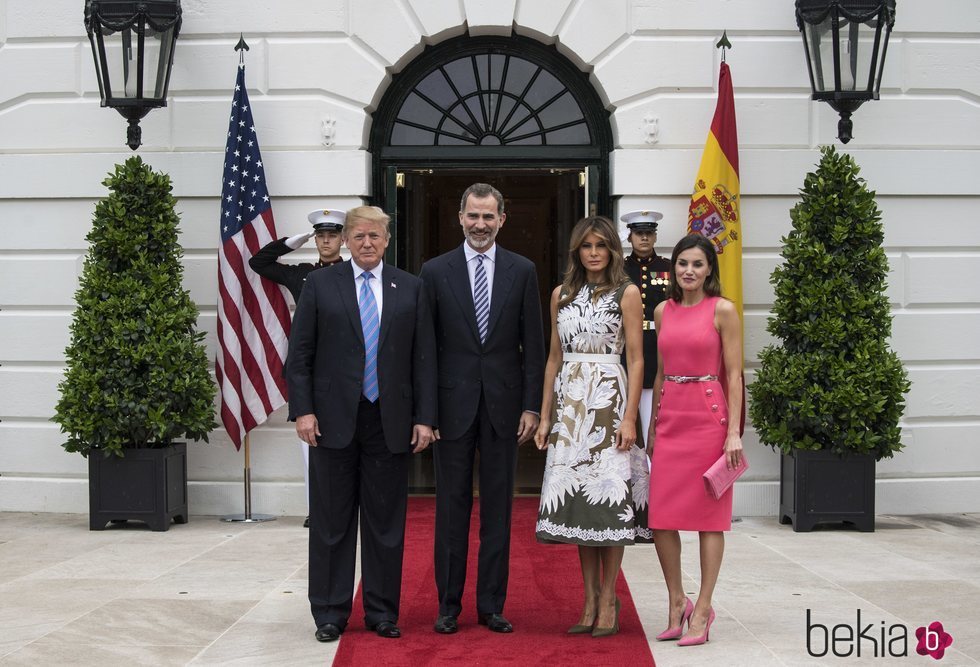 Los Reyes Felipe y Letizia posando en la entrada de la Casa Blanca con Donald y Melania Trump