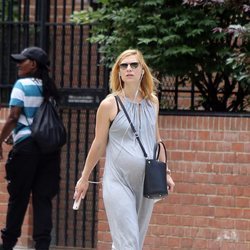 Claire Danes luce el segundo embarazo en las calles de Nueva York
