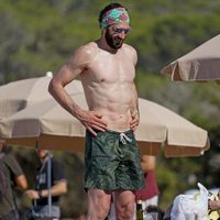 Jorge Garbajosa con el torso desnudo comparte un día de playa con su mujer en Ibiza