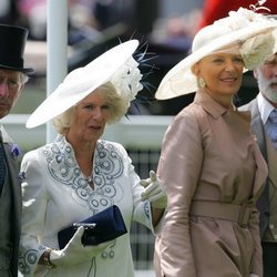El Príncipe Carlos junto a la Duquesa de Cornualles y los Príncipes Michael de Kent en Ascot