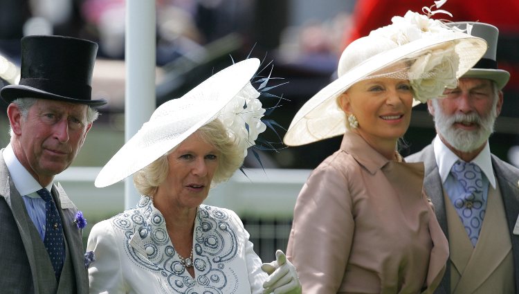 El Príncipe Carlos junto a la Duquesa de Cornualles y los Príncipes Michael de Kent en Ascot