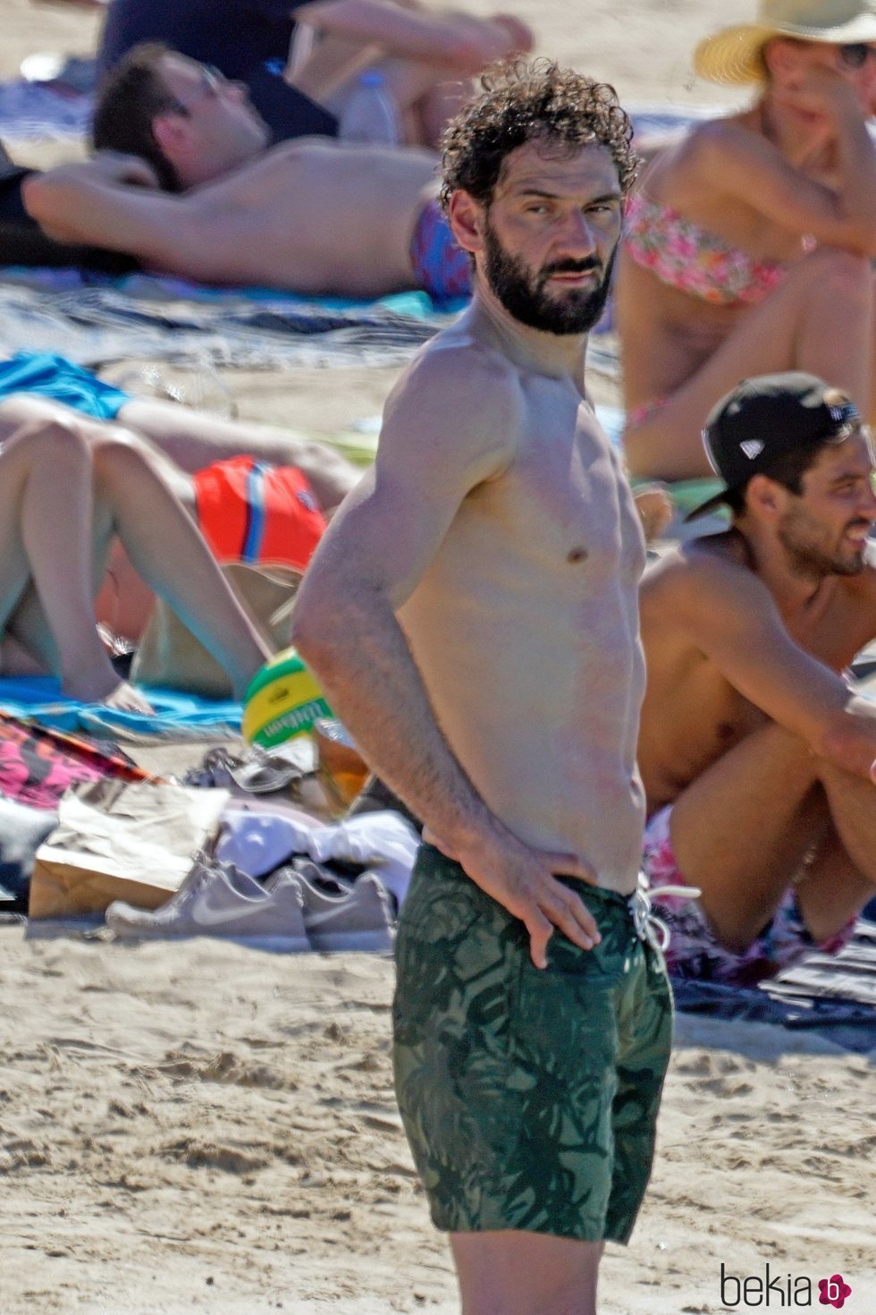 Jorge Garbajosa luciendo torso durante unas vacaciones con su mujer en Ibiza