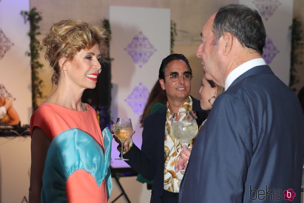 Ágatha Ruiz de la Prada sonriendo a Luis Miguel Rodríguez El Chatarrero en un evento