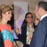 Ágatha Ruiz de la Prada sonriendo a Luis Miguel Rodríguez El Chatarrero en un evento